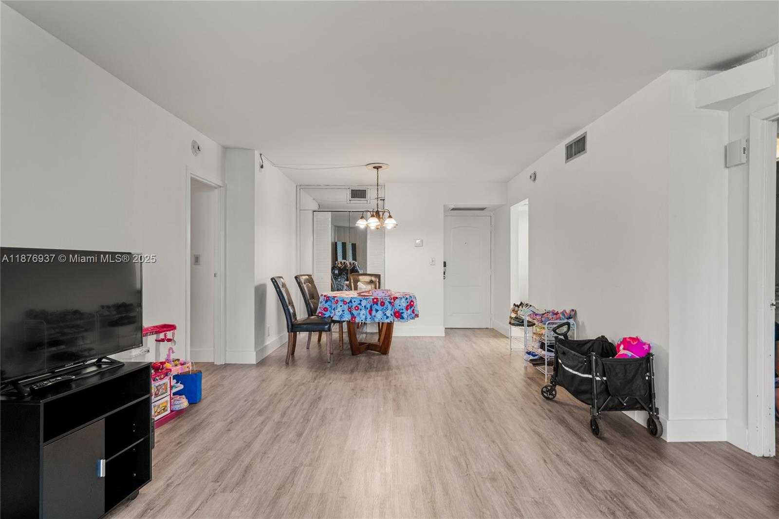 Small Image of 100 BAYVIEW DR #229, Sunny Isles Beach Number 4