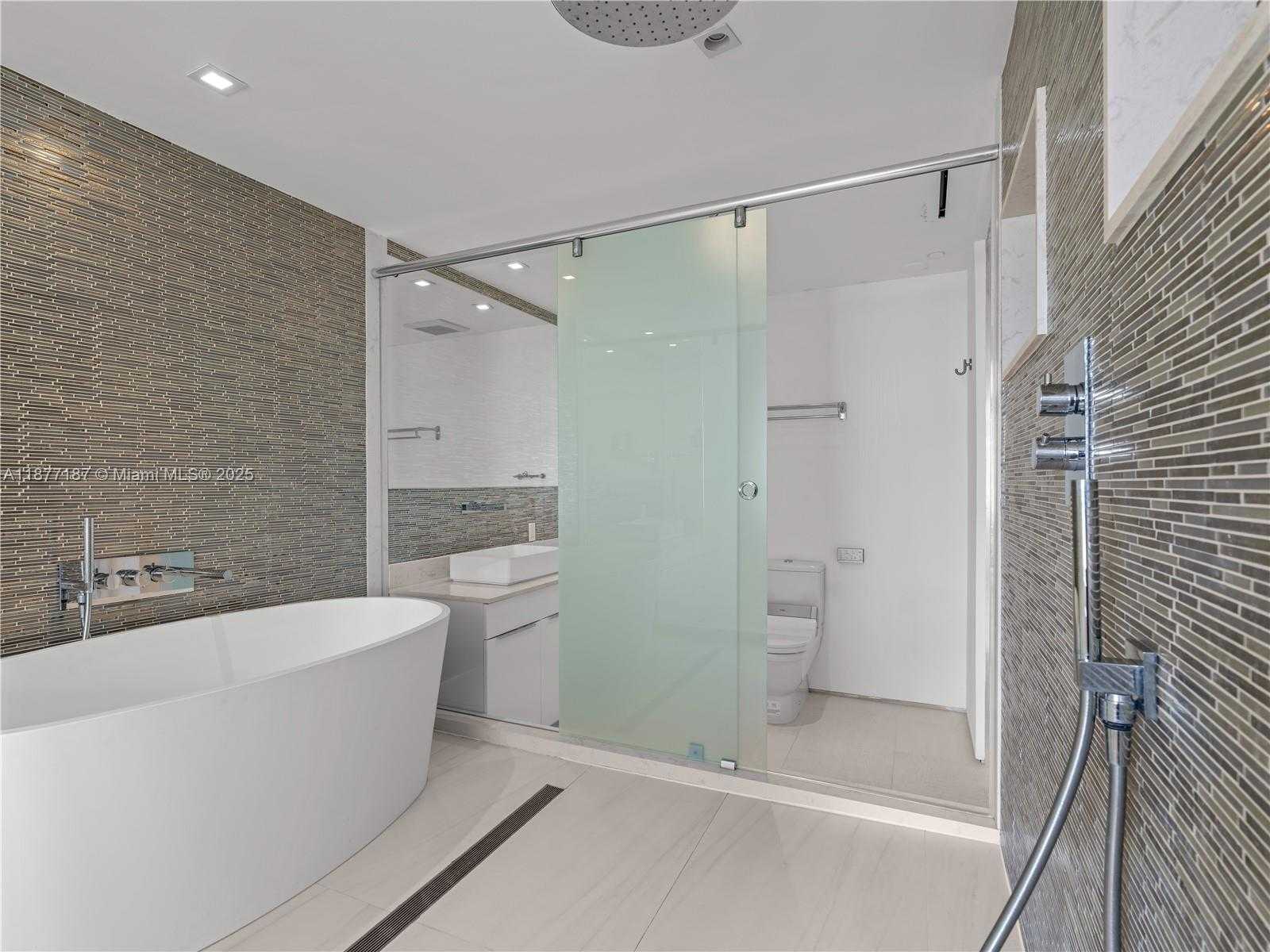 Small Image of 8011 FISHER ISLAND DR #8011, Miami Beach Number 14