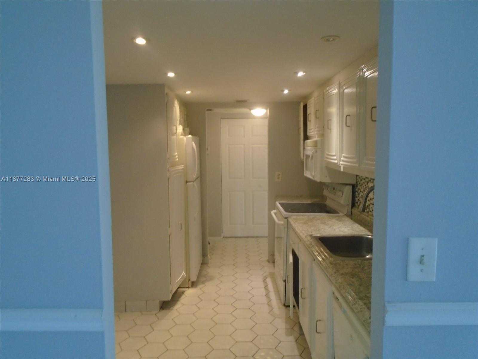 Small Image of 7051 ENVIRON BL #136, Lauderhill Number 21