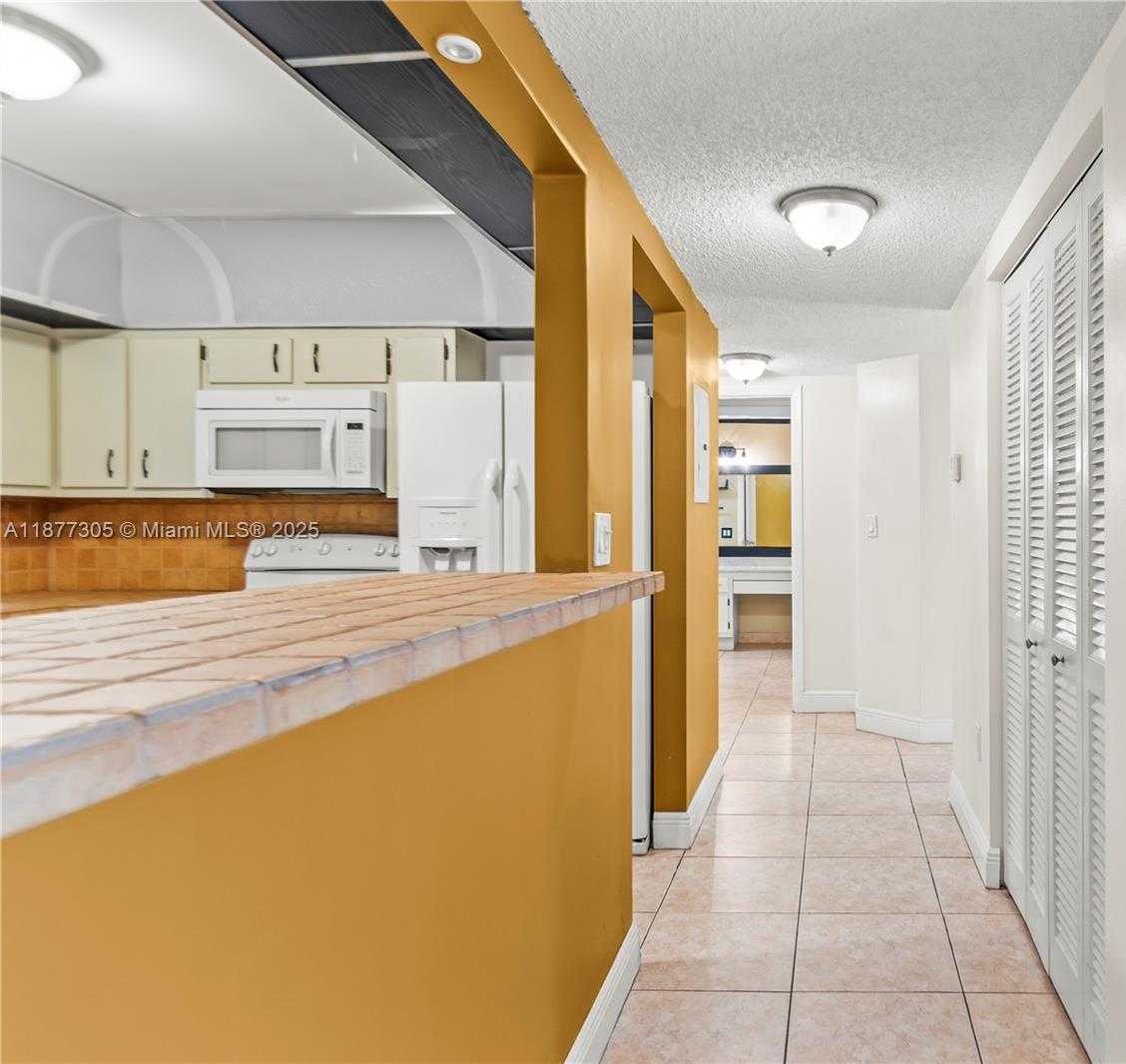Small Image of 481 IVES DAIRY RD #303-4, Miami Number 5