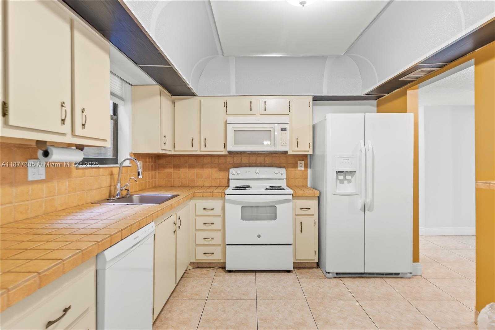 Small Image of 481 IVES DAIRY RD #303-4, Miami Number 6