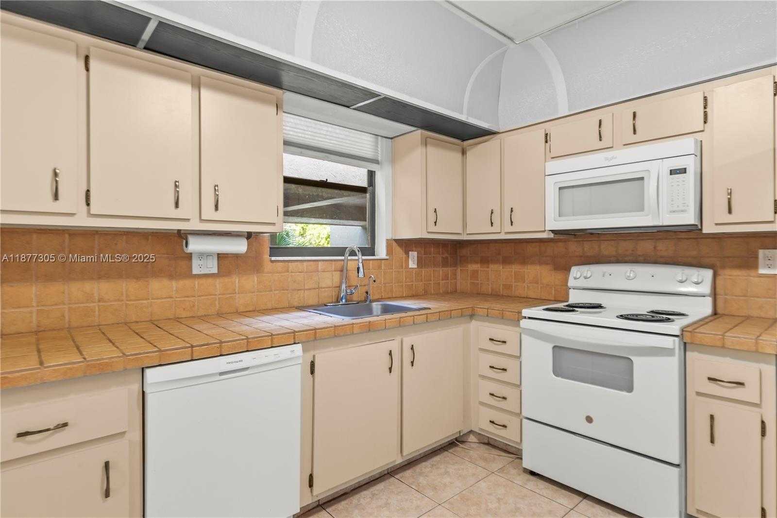 Small Image of 481 IVES DAIRY RD #303-4, Miami Number 7