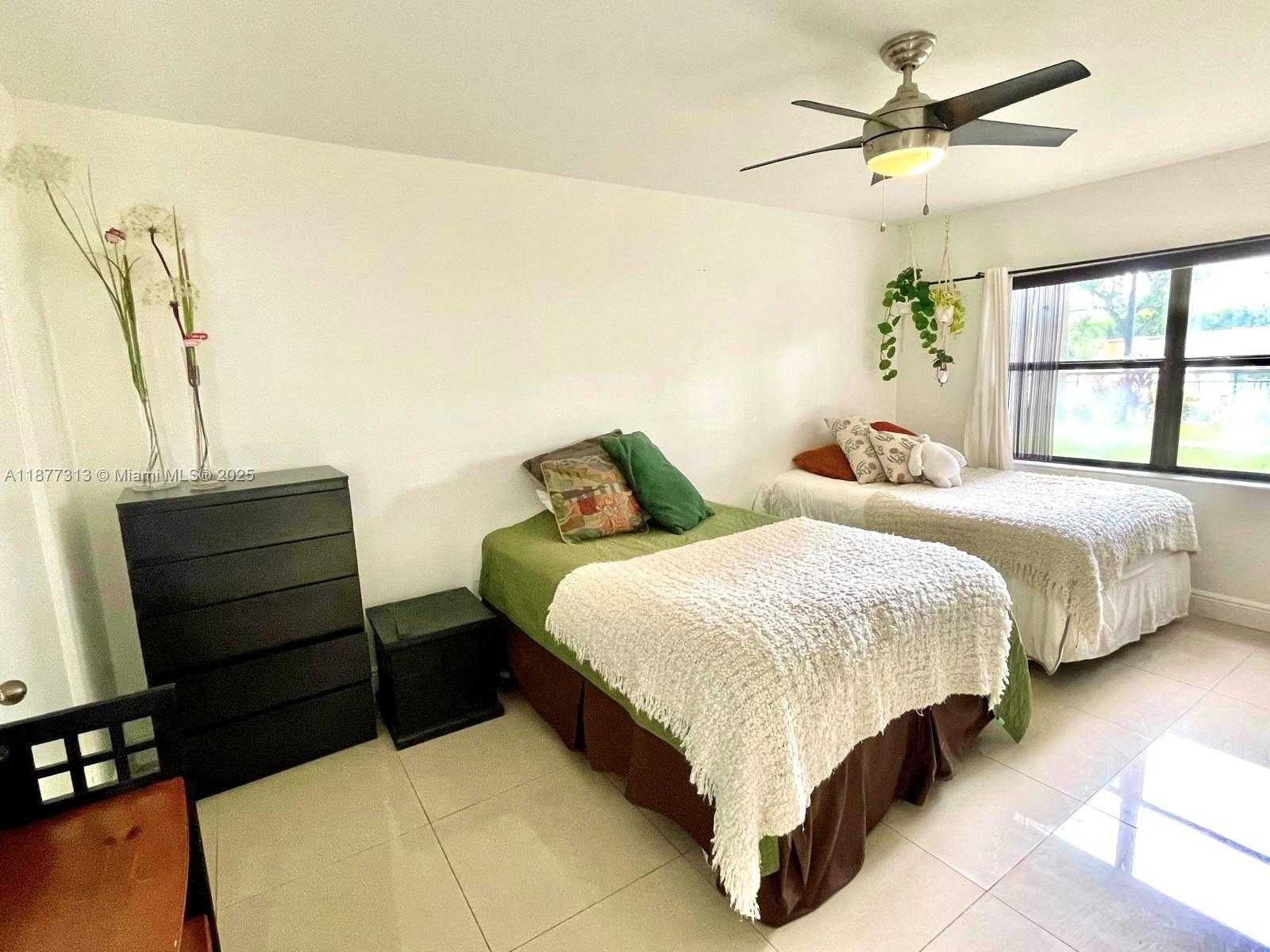 Small Image of 8290 LAKE DR #128, Doral Number 10