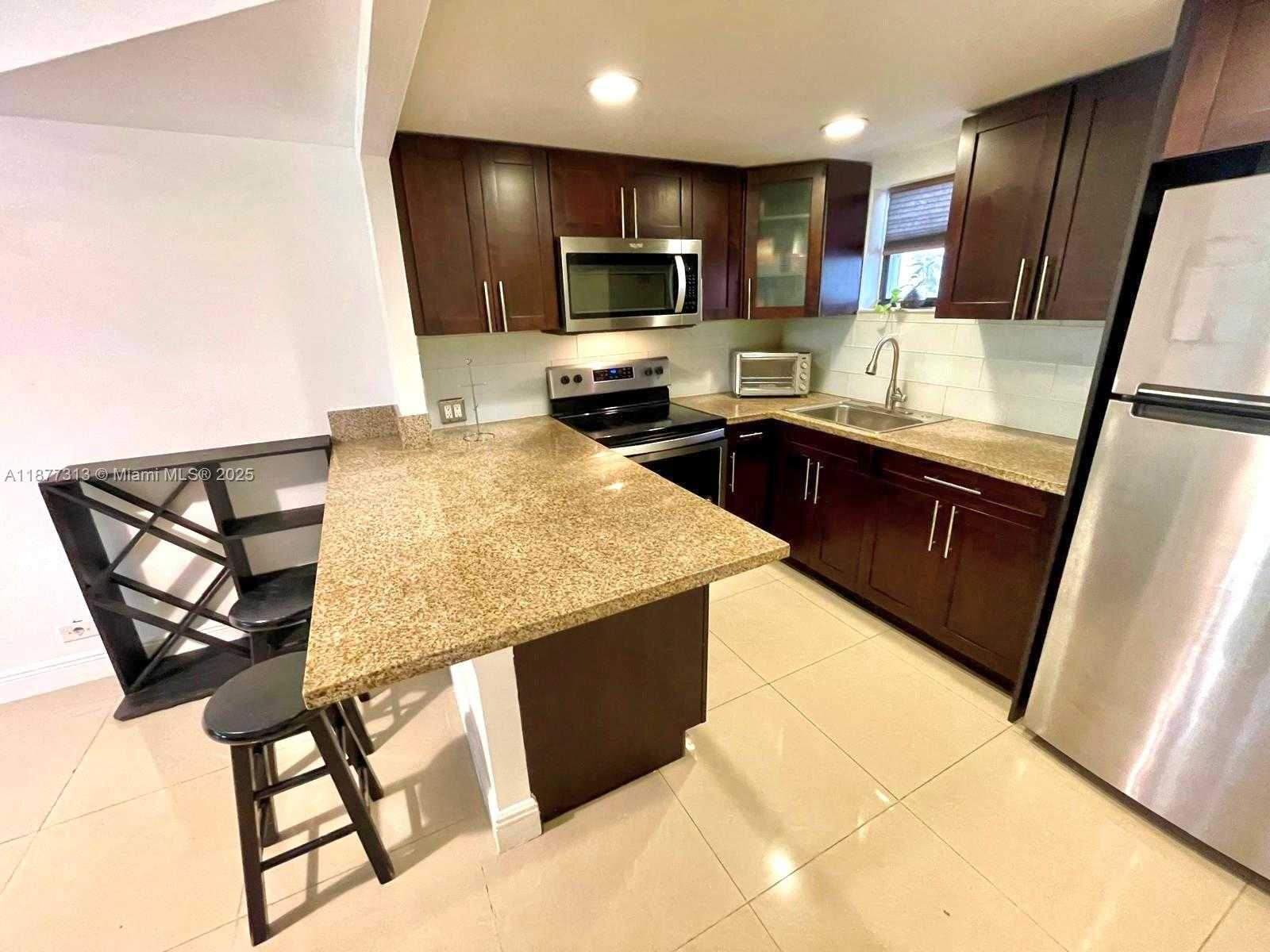 Small Image of 8290 LAKE DR #128, Doral Number 24