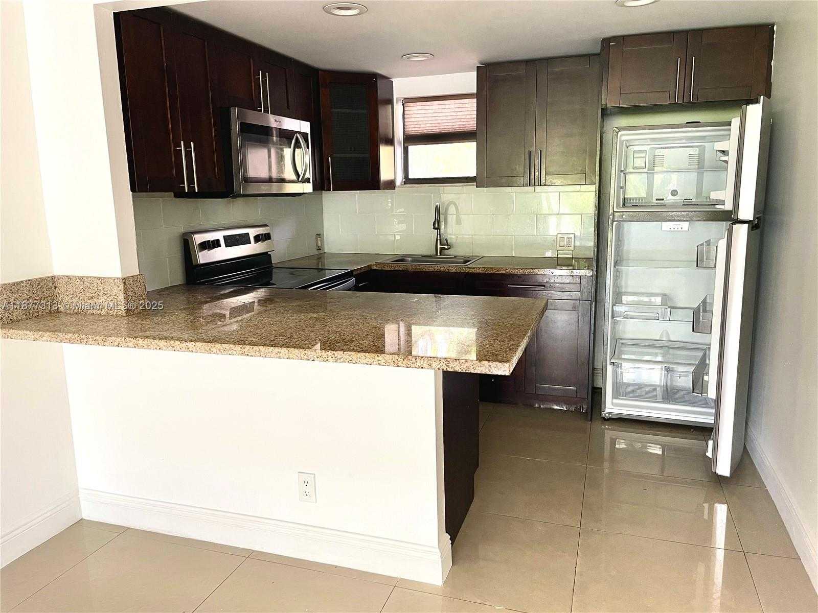 Small Image of 8290 LAKE DR #128, Doral Number 29