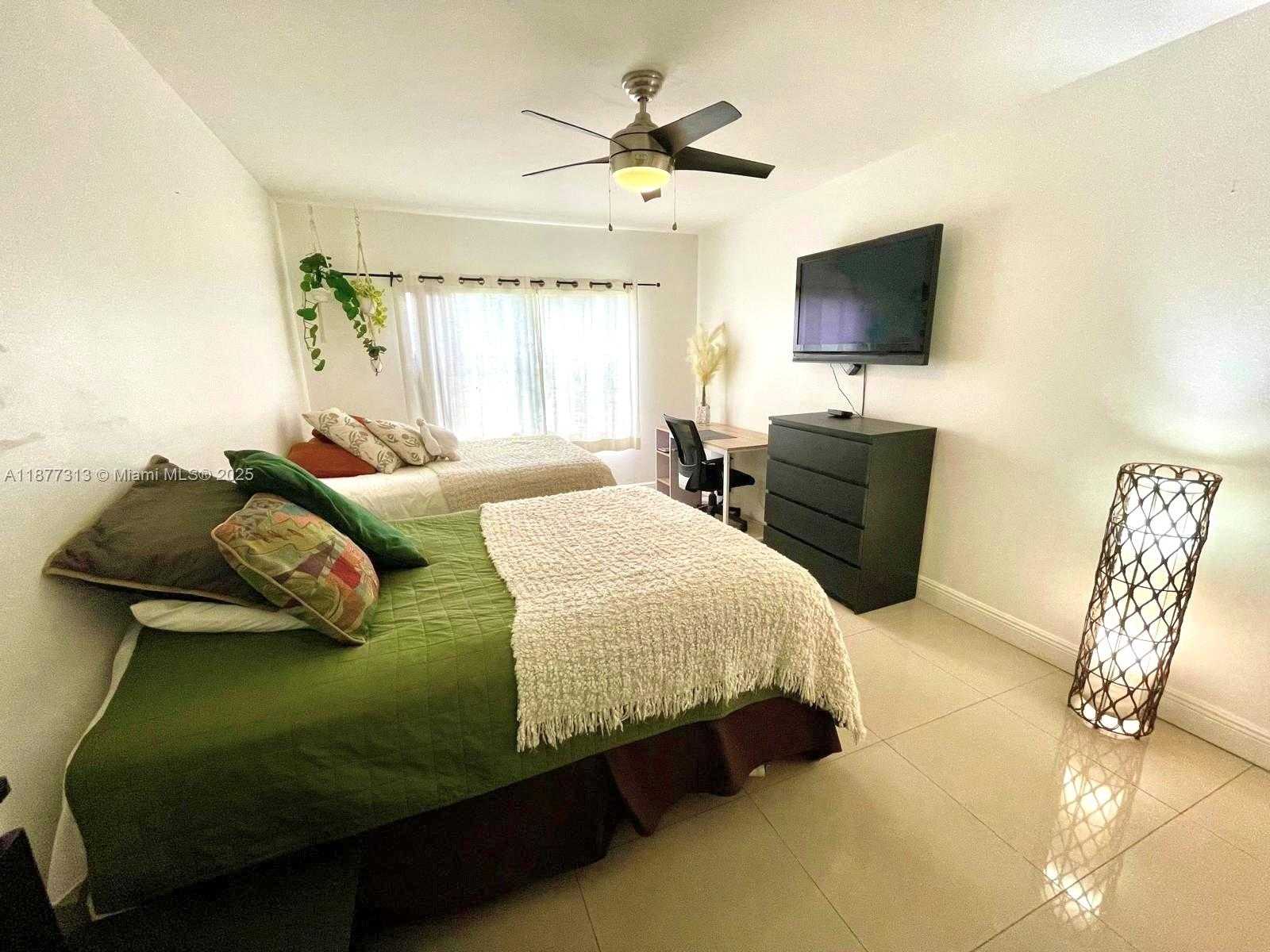 Small Image of 8290 LAKE DR #128, Doral Number 3