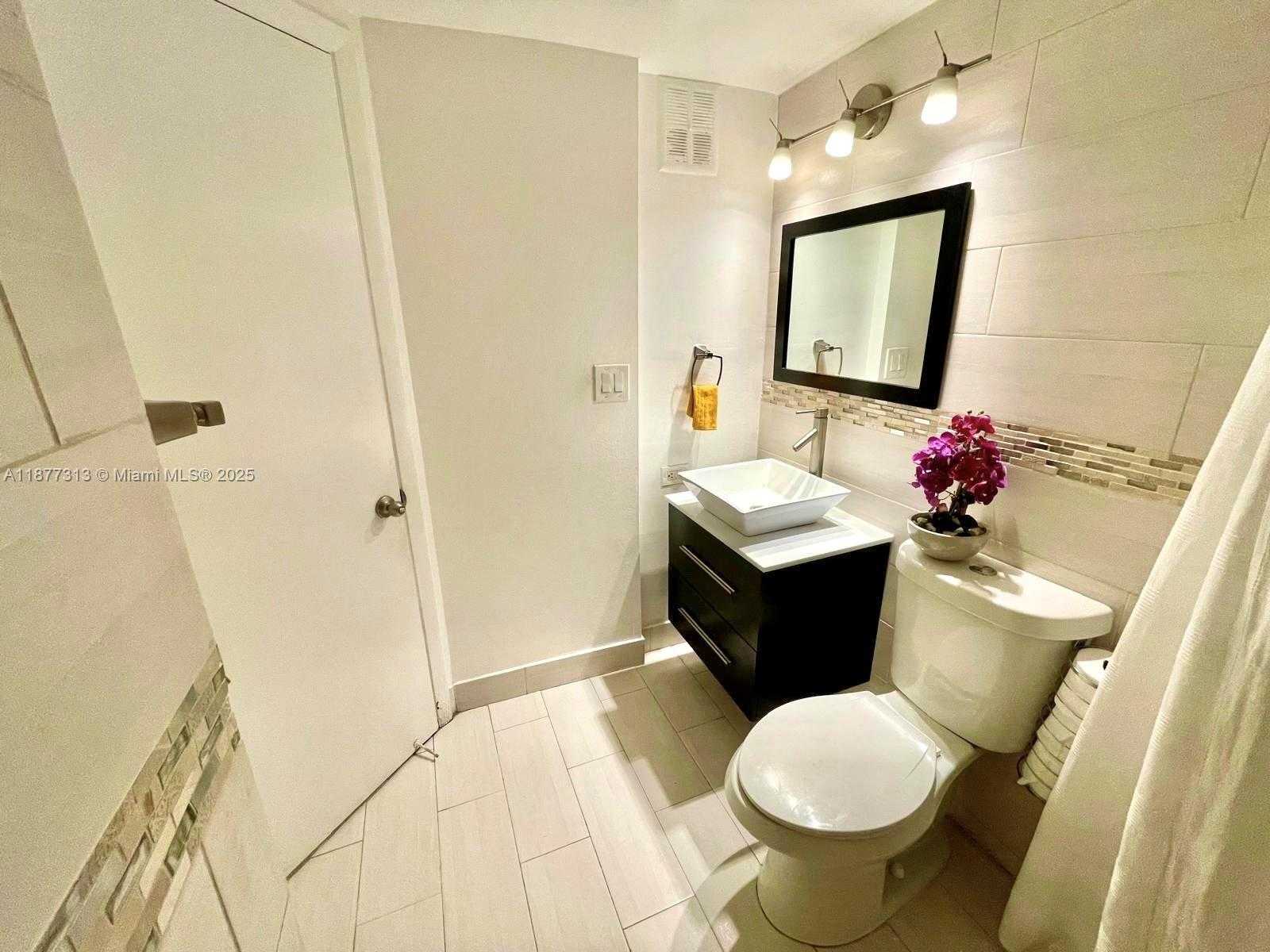 Small Image of 8290 LAKE DR #128, Doral Number 4