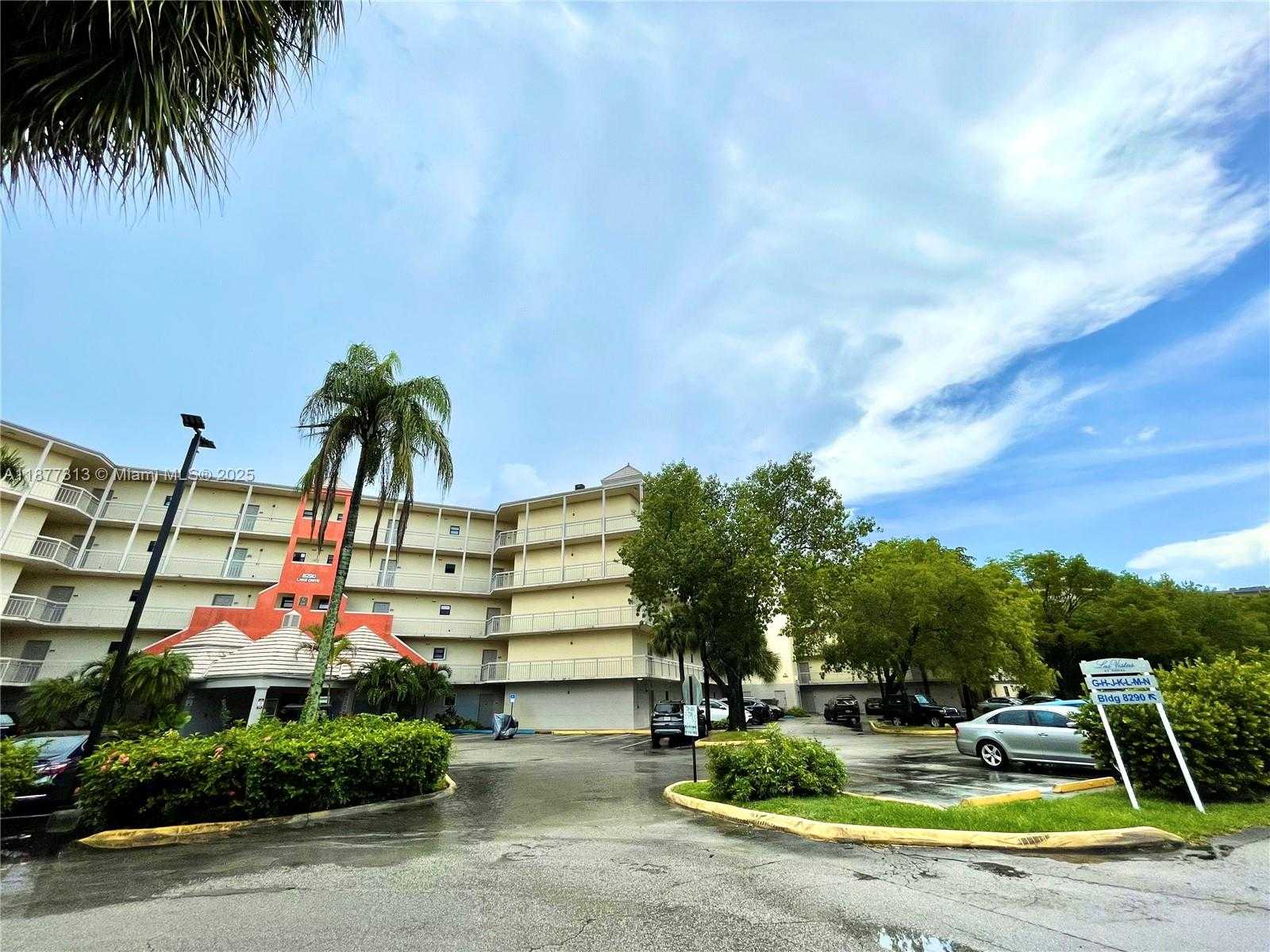 Small Image of 8290 LAKE DR #128, Doral Number 43