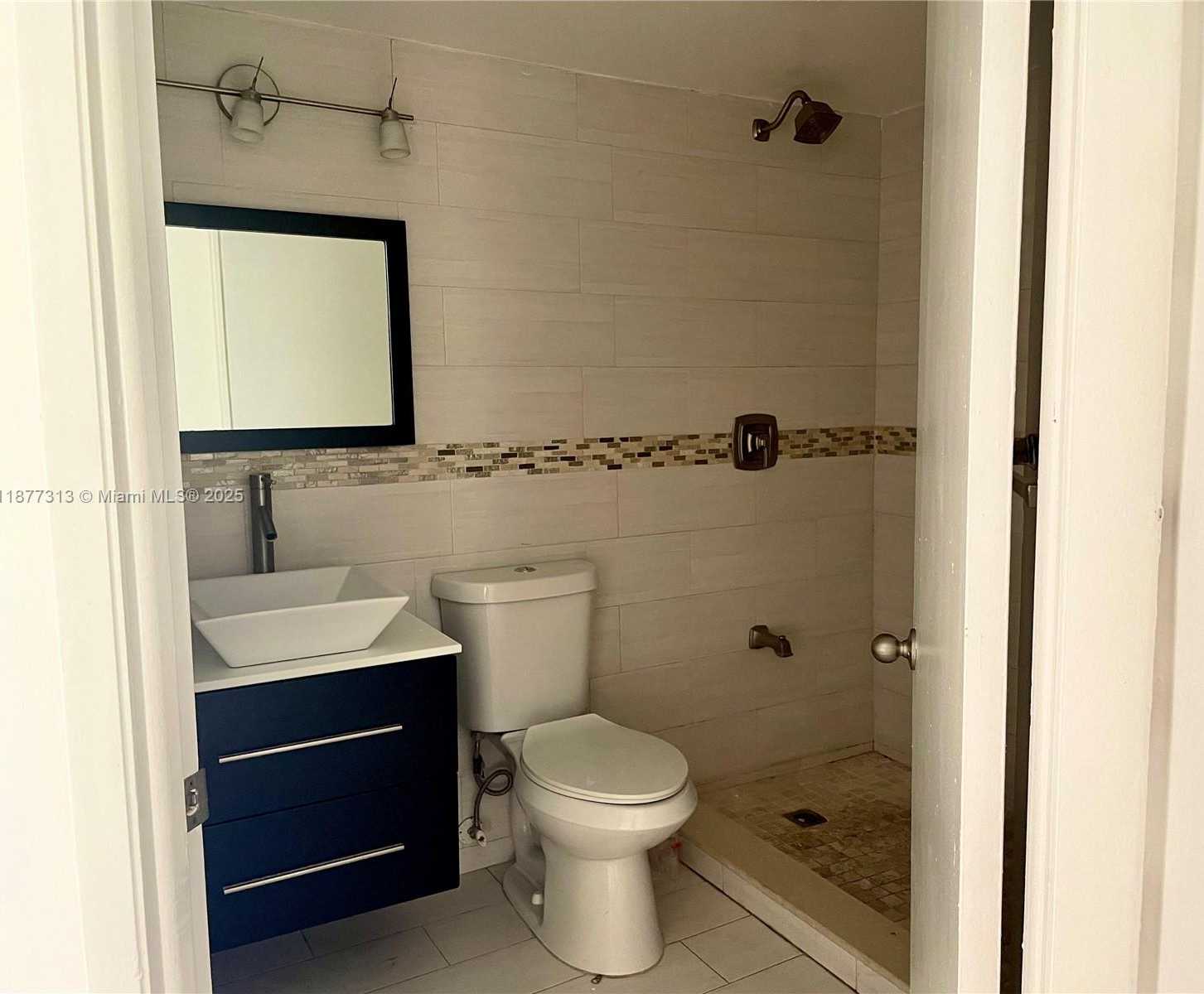 Small Image of 8290 LAKE DR #128, Doral Number 6