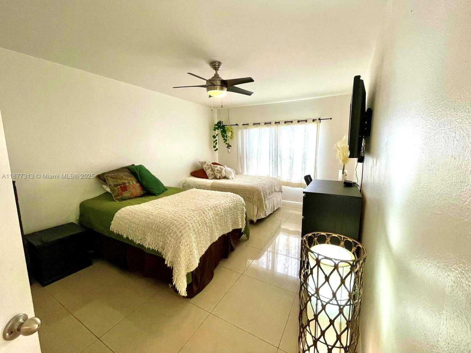 Small Image of 8290 LAKE DR #128, Doral Number 7