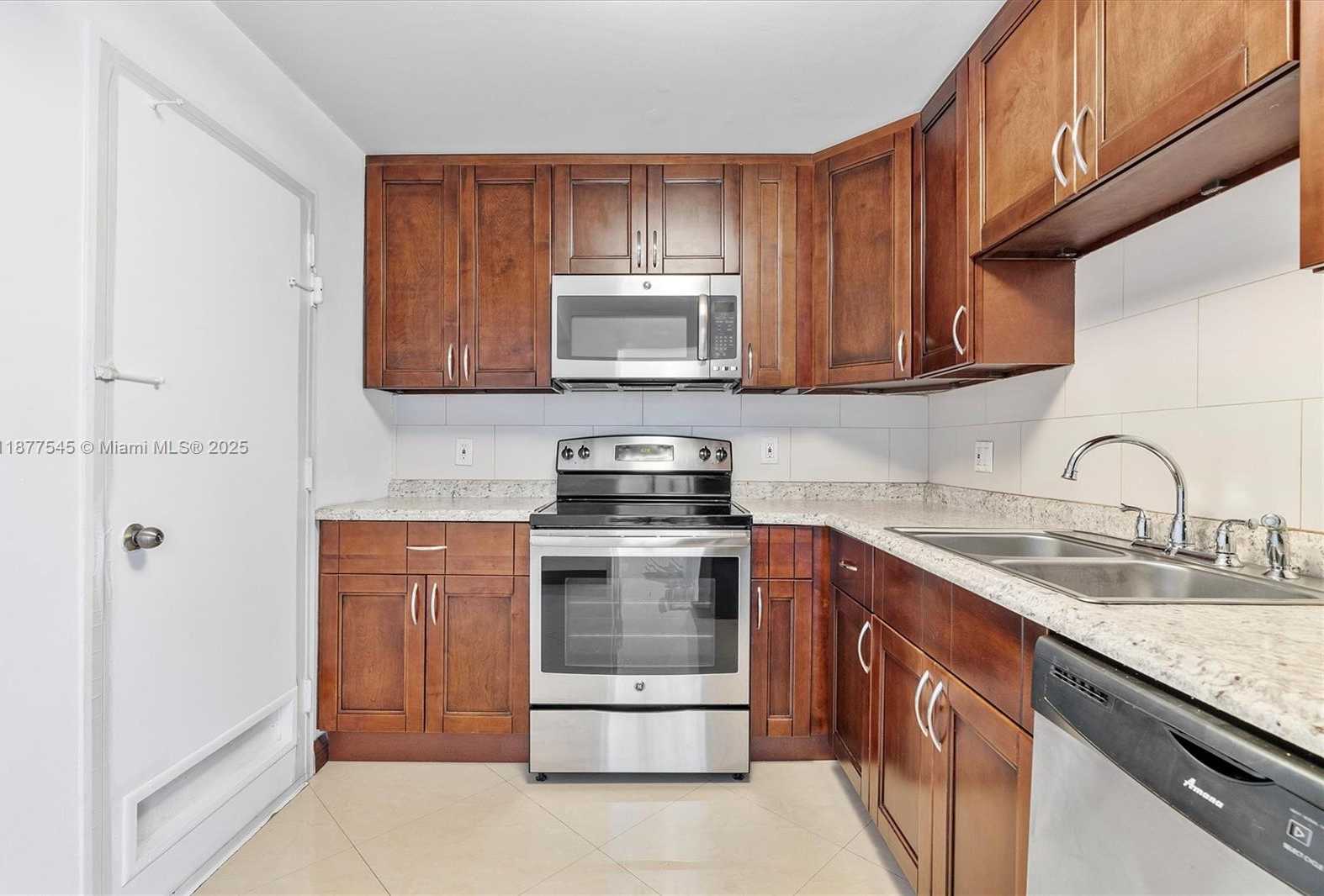 Small Image of 400 KINGS POINT DR #1425, Sunny Isles Beach Number 8