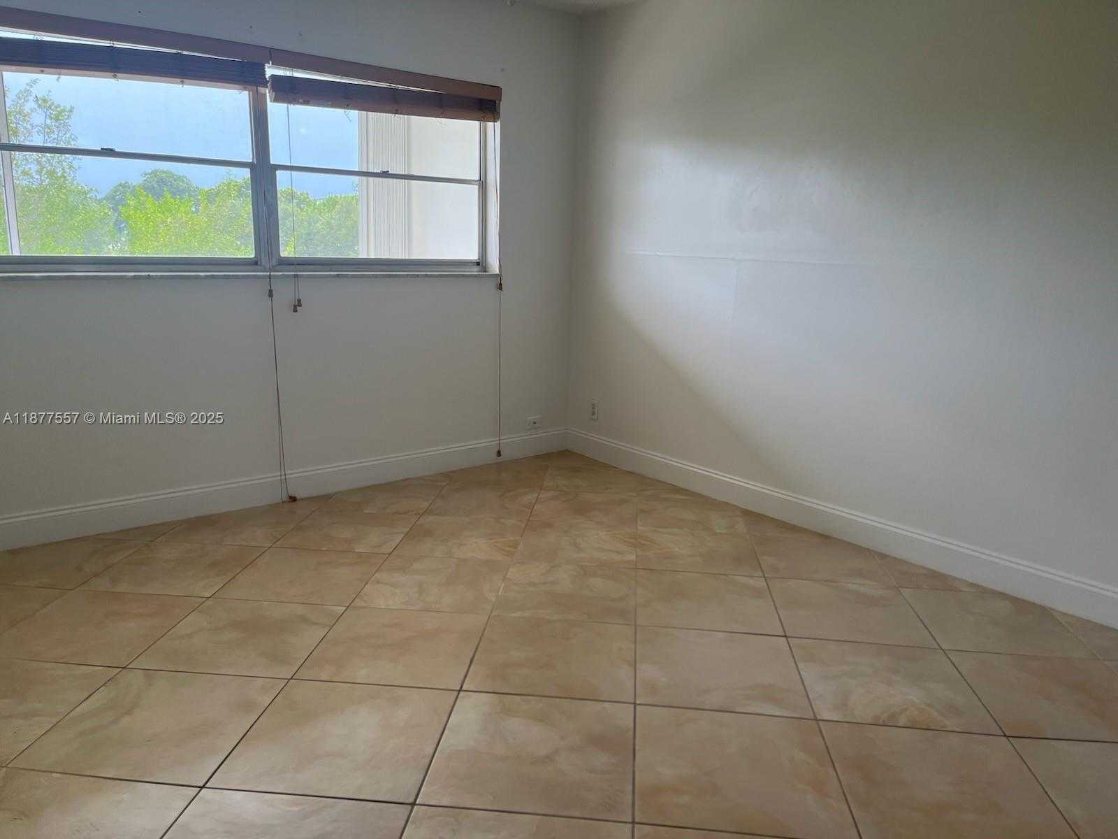 Small Image of 950 HILLCREST DR #302, Hollywood Number 13