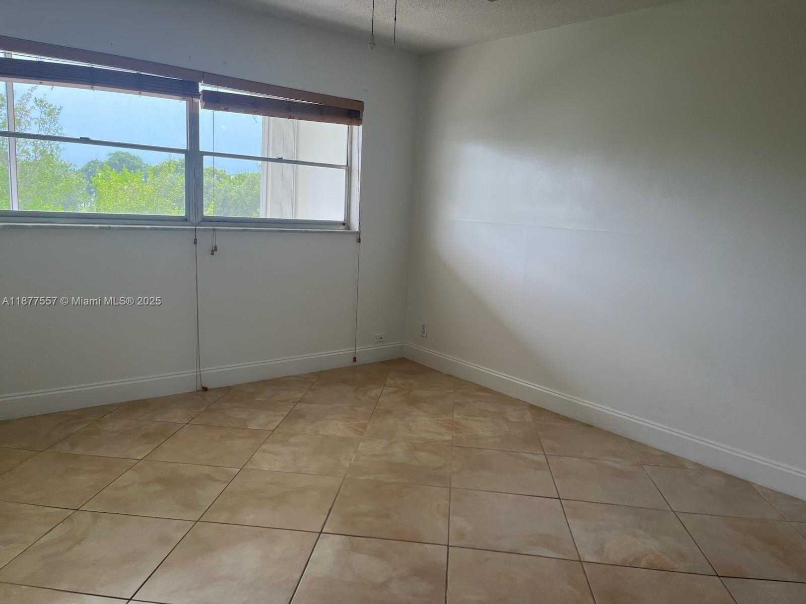 Small Image of 950 HILLCREST DR #302, Hollywood Number 15