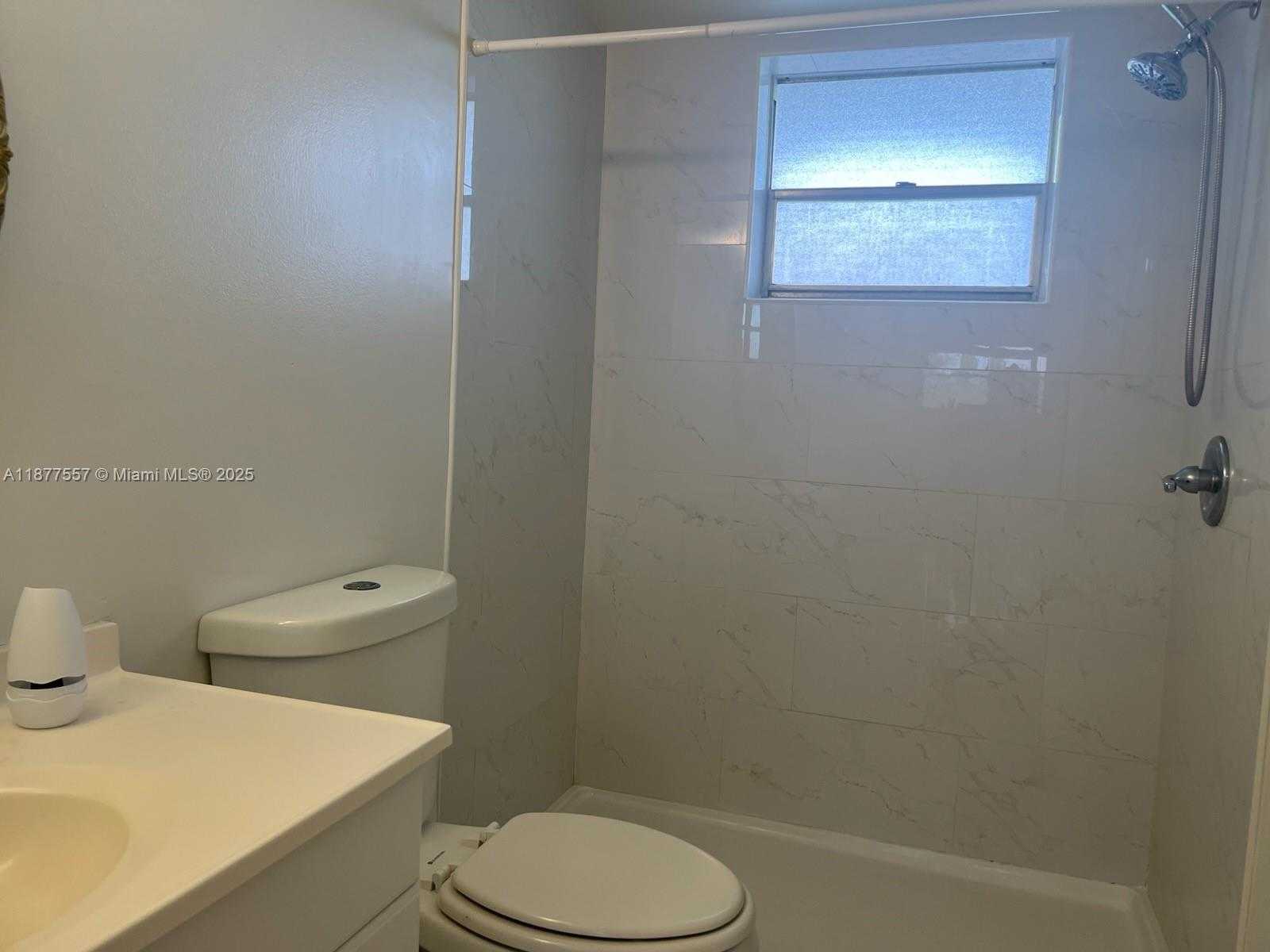 Small Image of 950 HILLCREST DR #302, Hollywood Number 18