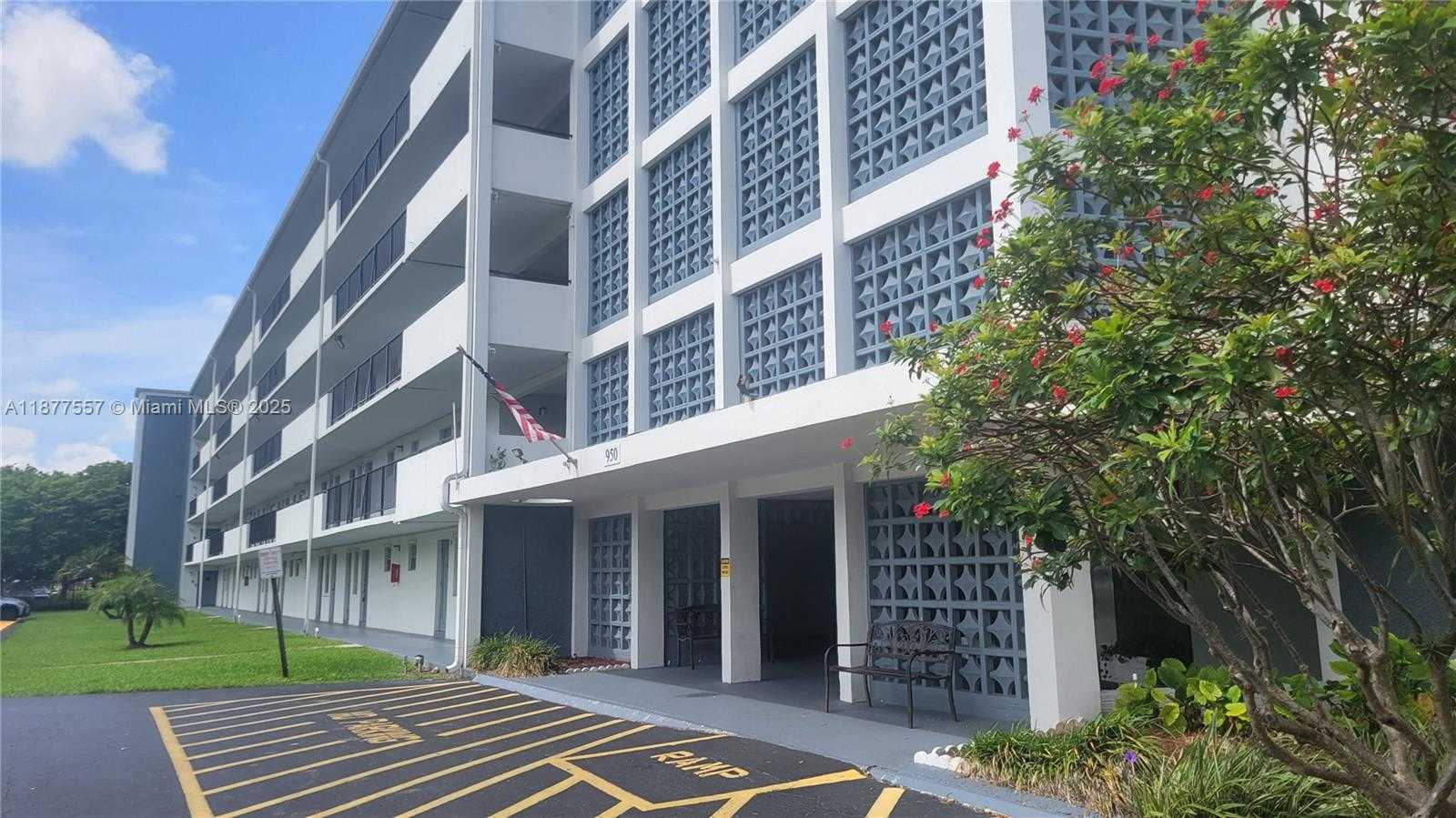 Small Image of 950 HILLCREST DR #302, Hollywood Number 2