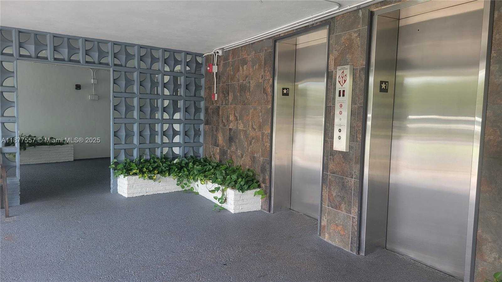 Small Image of 950 HILLCREST DR #302, Hollywood Number 3
