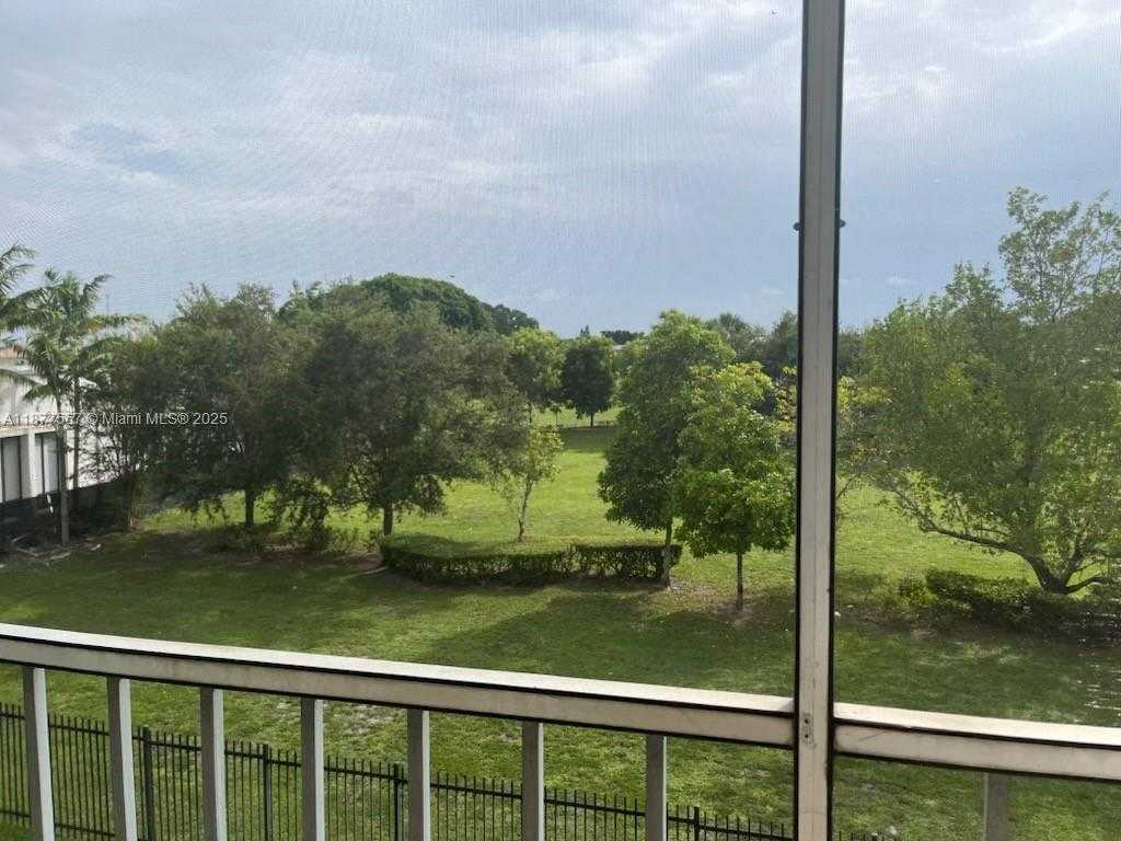 Small Image of 950 HILLCREST DR #302, Hollywood Number 30