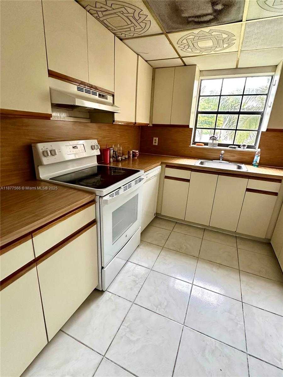 Small Image of 2582 WEST 56TH ST #201, Hialeah Number 5