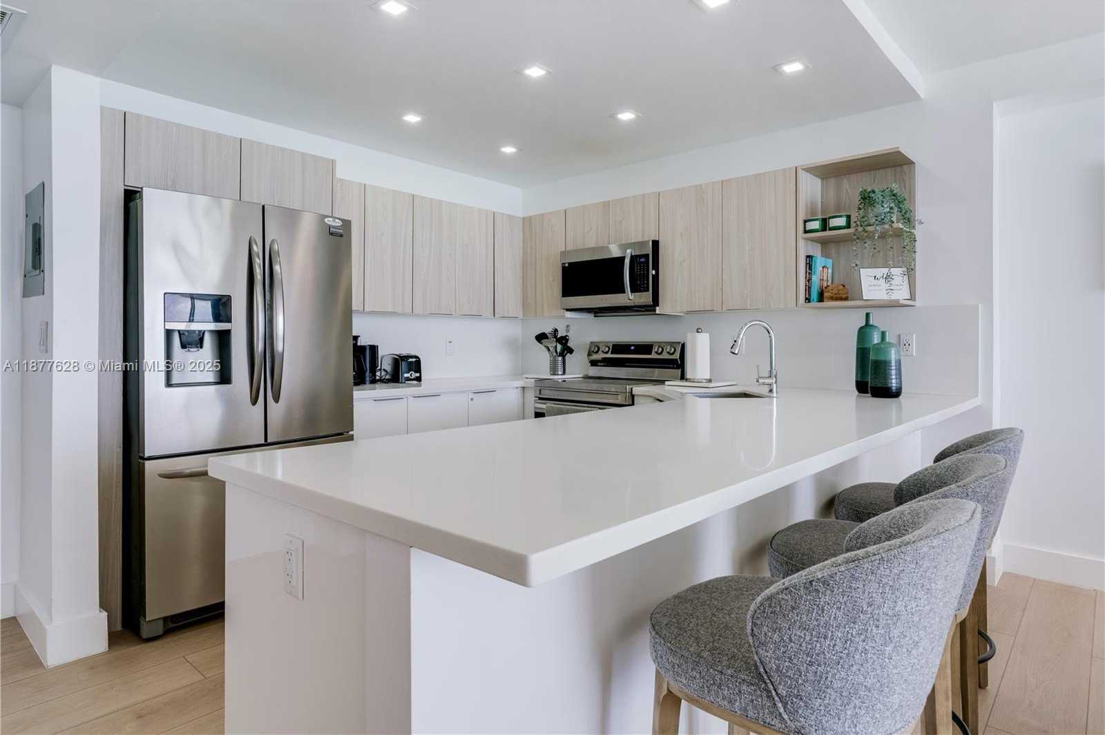 Small Image of 5601 COLLINS AVE #1011, Miami Beach Number 11