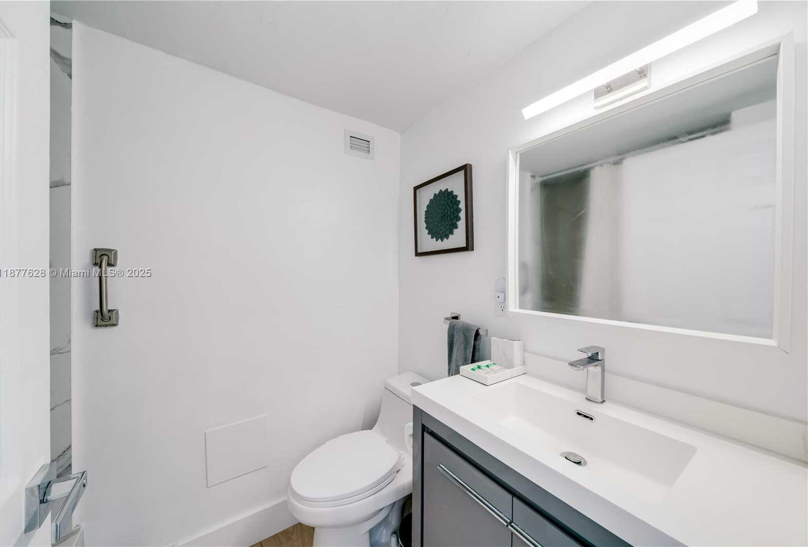 Small Image of 5601 COLLINS AVE #1011, Miami Beach Number 25