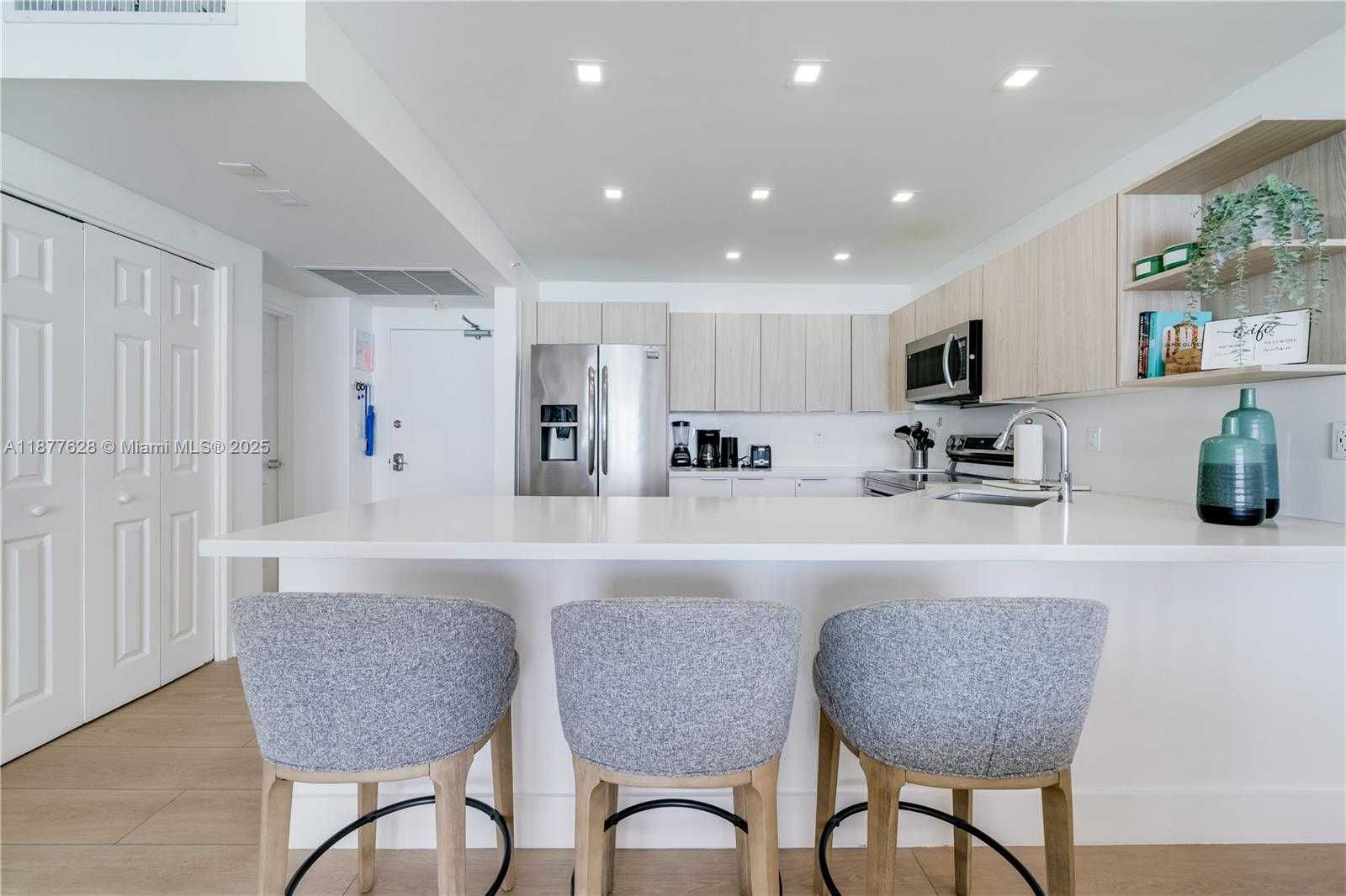 Small Image of 5601 COLLINS AVE #1011, Miami Beach Number 6