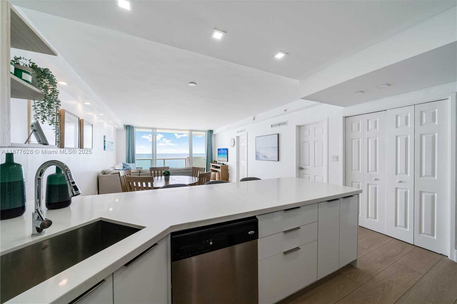 Small Image of 5601 COLLINS AVE #1011, Miami Beach Number 7