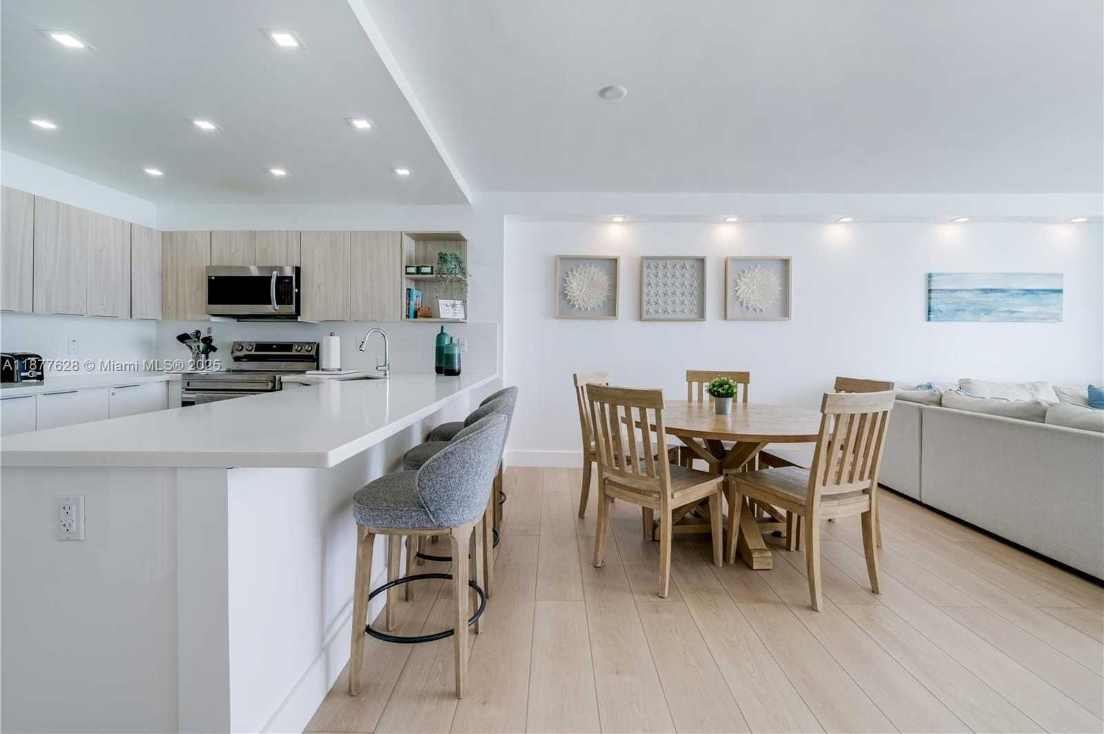 Small Image of 5601 COLLINS AVE #1011, Miami Beach Number 9