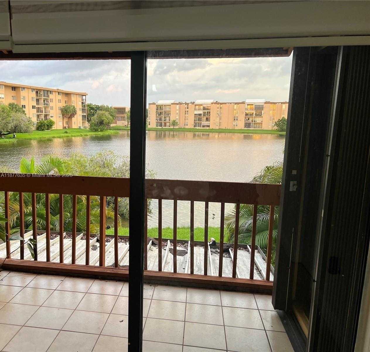 Small Image of 8875 FONTAINEBLEAU BLVD #203, Miami Number 20