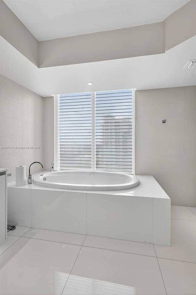 Small Image of 3370 HIDDEN BAY DR #2915, Aventura Number 32