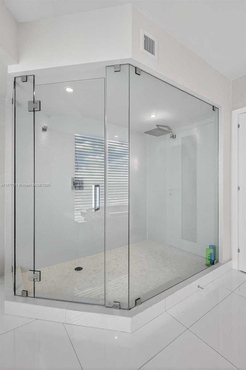 Small Image of 3370 HIDDEN BAY DR #2915, Aventura Number 33