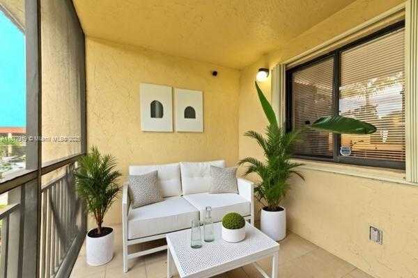 Small Image of 398 LAKEVIEW DR #205, Weston Number 2