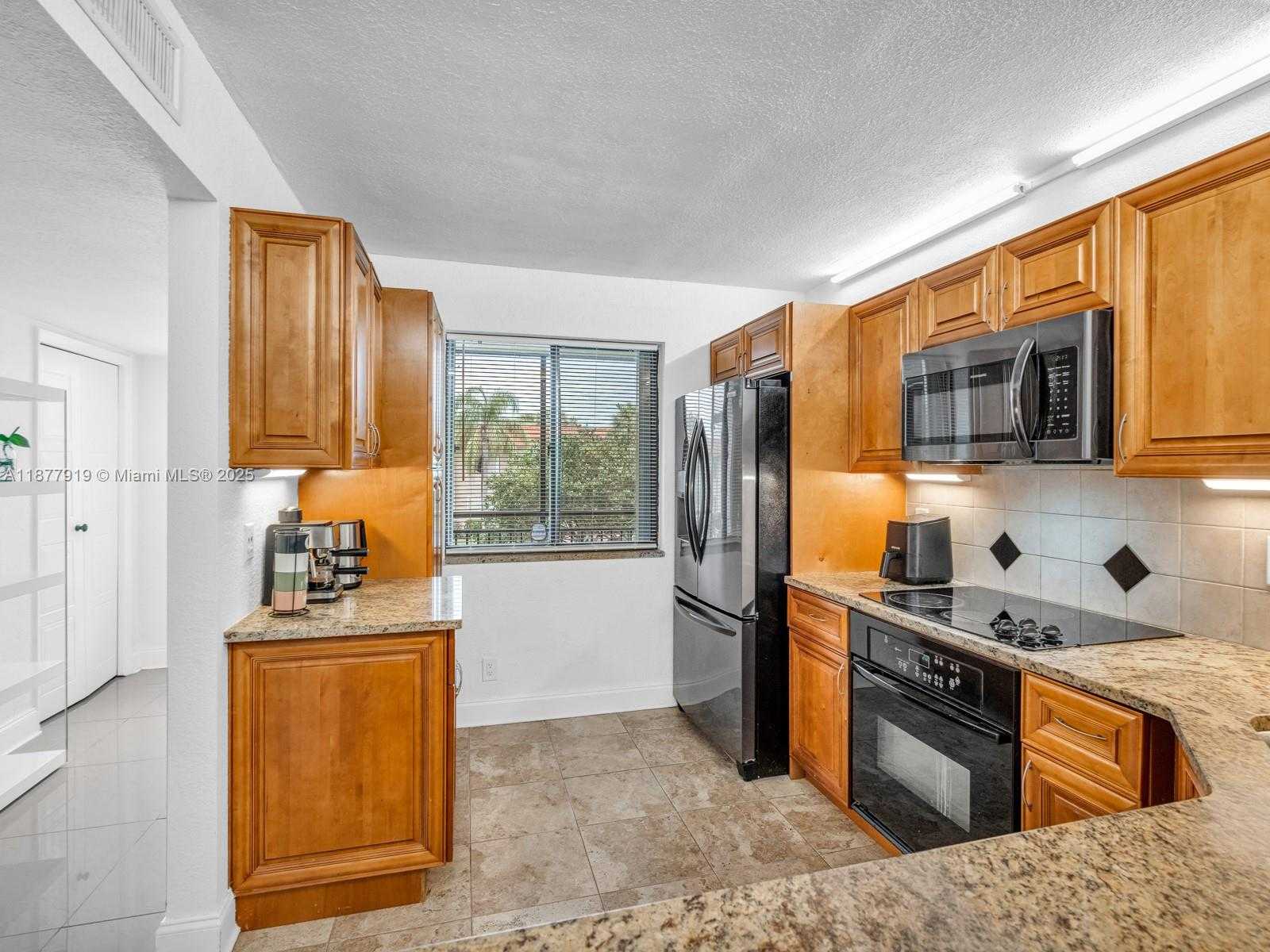 Small Image of 398 LAKEVIEW DR #205, Weston Number 4