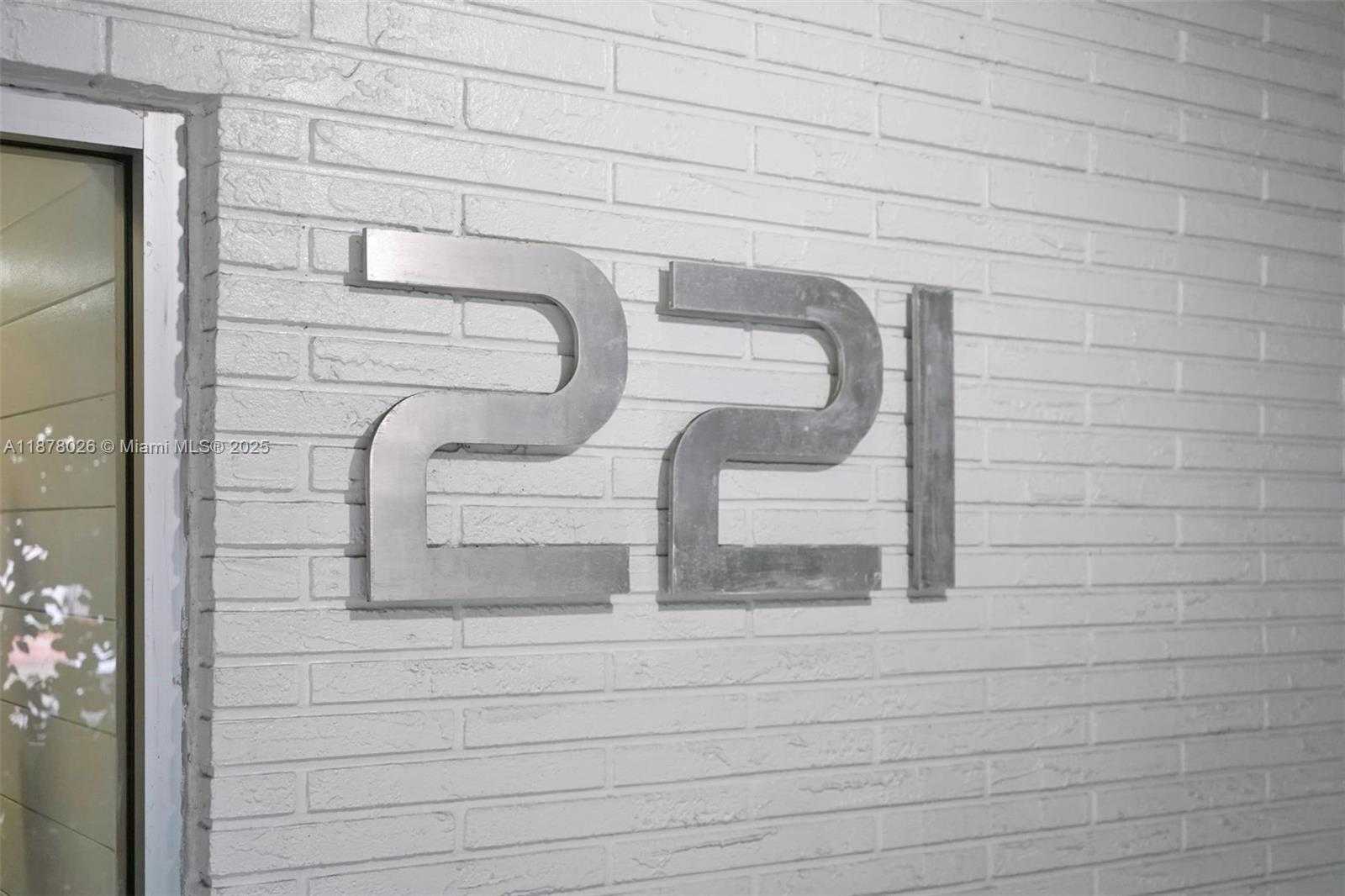 Small Image of 221 MERIDIAN AVE #211, Miami Beach Number 11