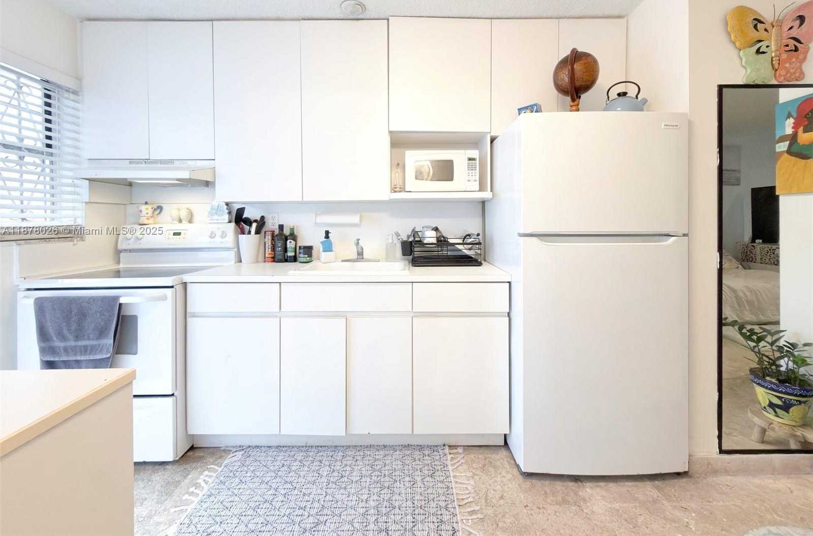 Small Image of 221 MERIDIAN AVE #211, Miami Beach Number 3