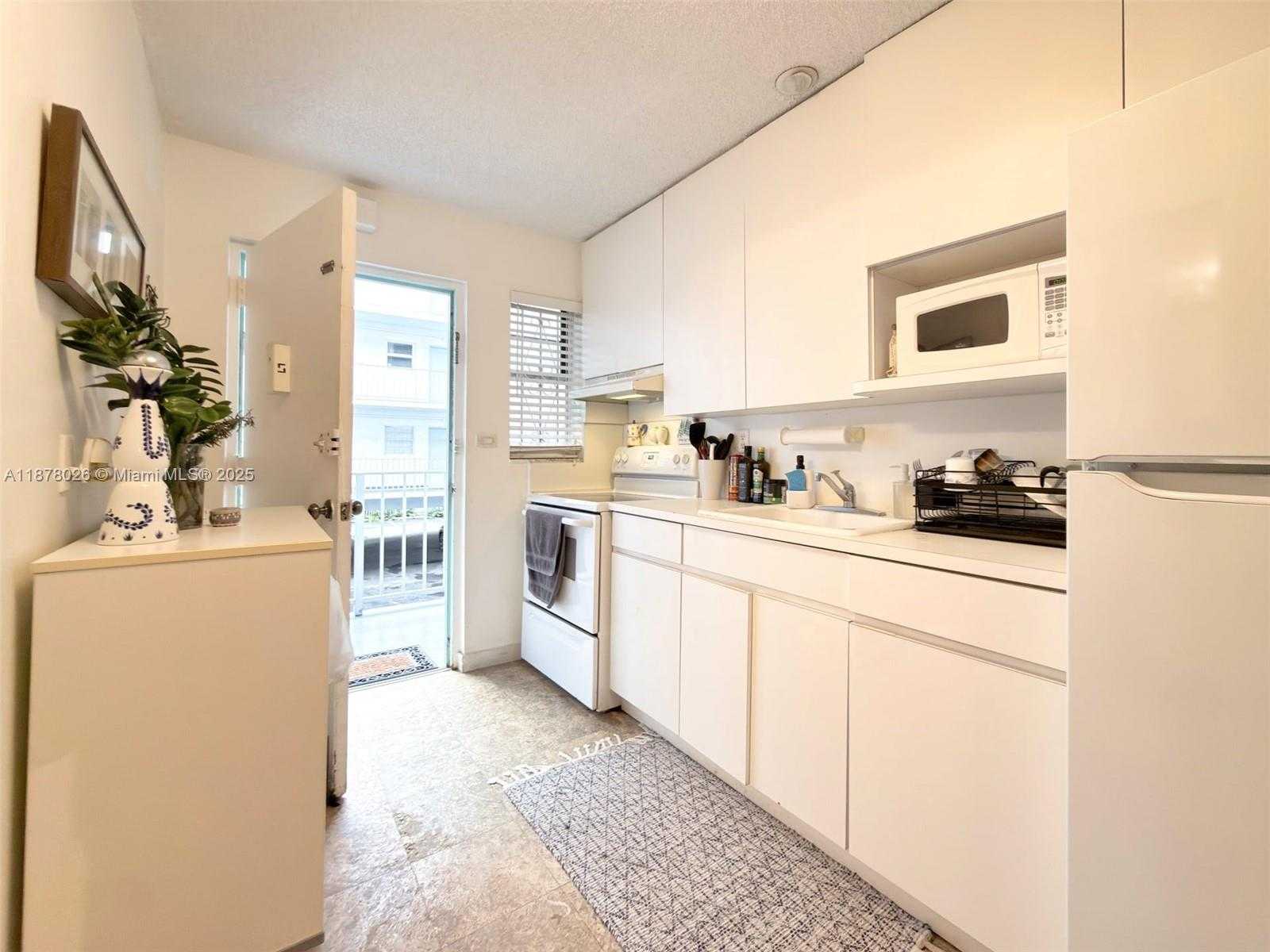 Small Image of 221 MERIDIAN AVE #211, Miami Beach Number 4