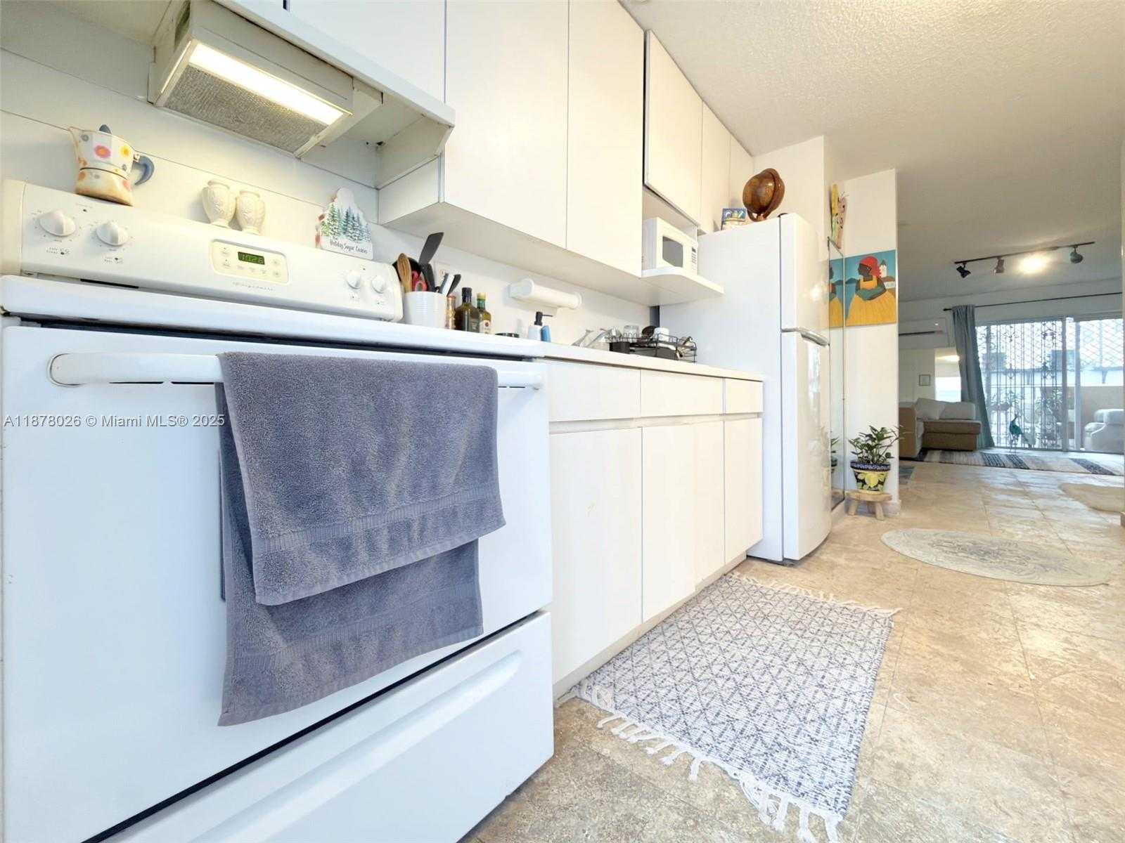 Small Image of 221 MERIDIAN AVE #211, Miami Beach Number 5