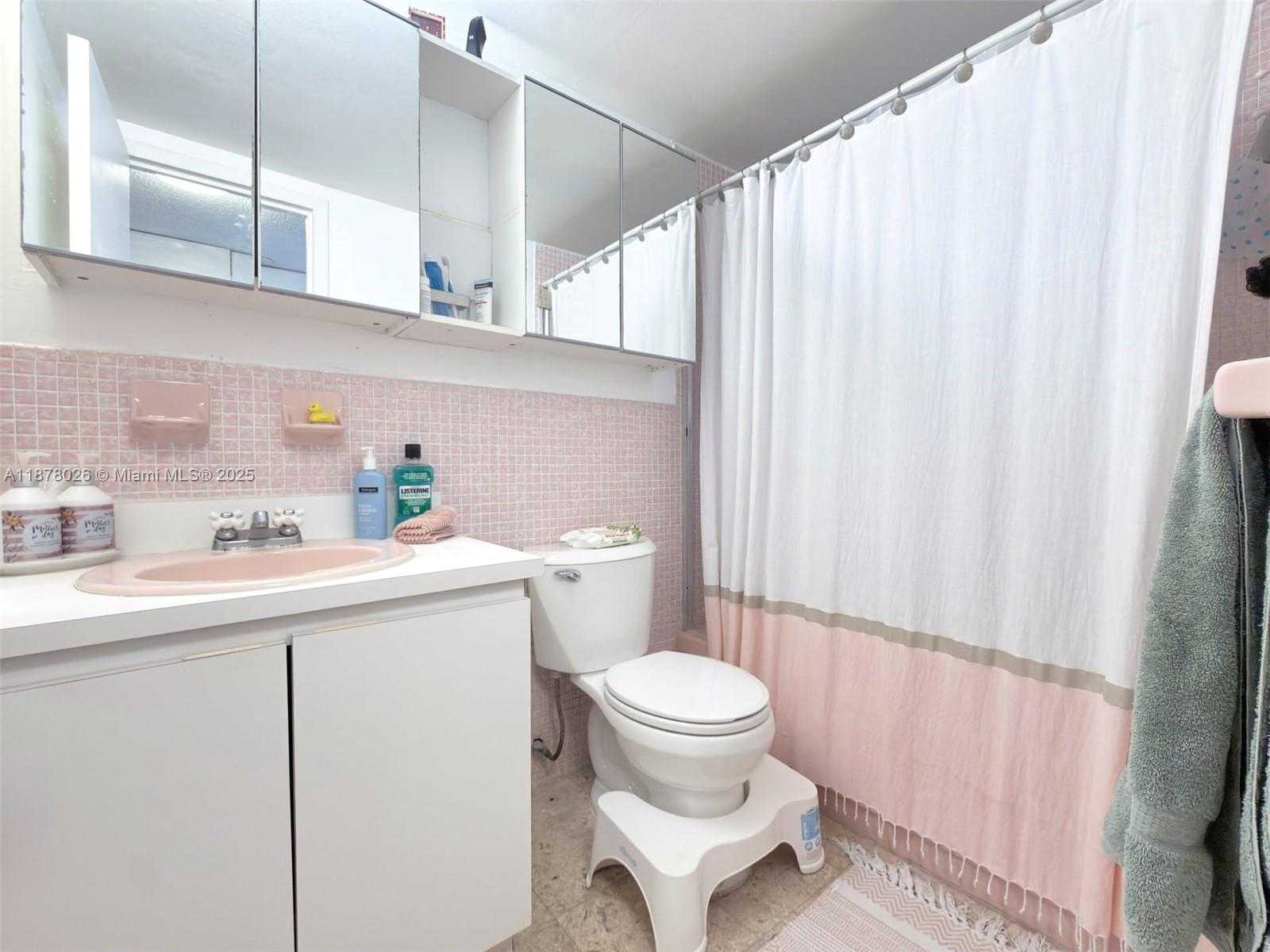 Small Image of 221 MERIDIAN AVE #211, Miami Beach Number 6