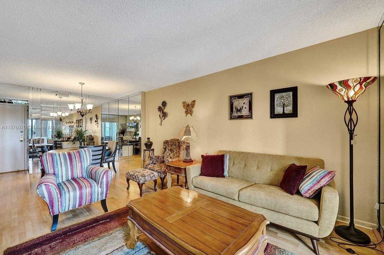 Small Image of 4001 HILLCREST DR #403, Hollywood Number 10