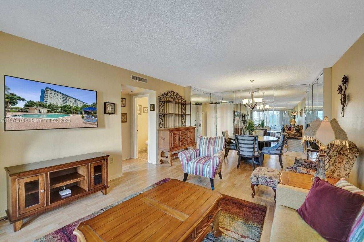 Small Image of 4001 HILLCREST DR #403, Hollywood Number 11