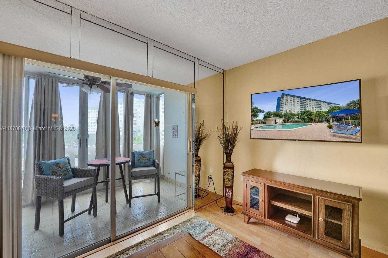 Small Image of 4001 HILLCREST DR #403, Hollywood Number 12