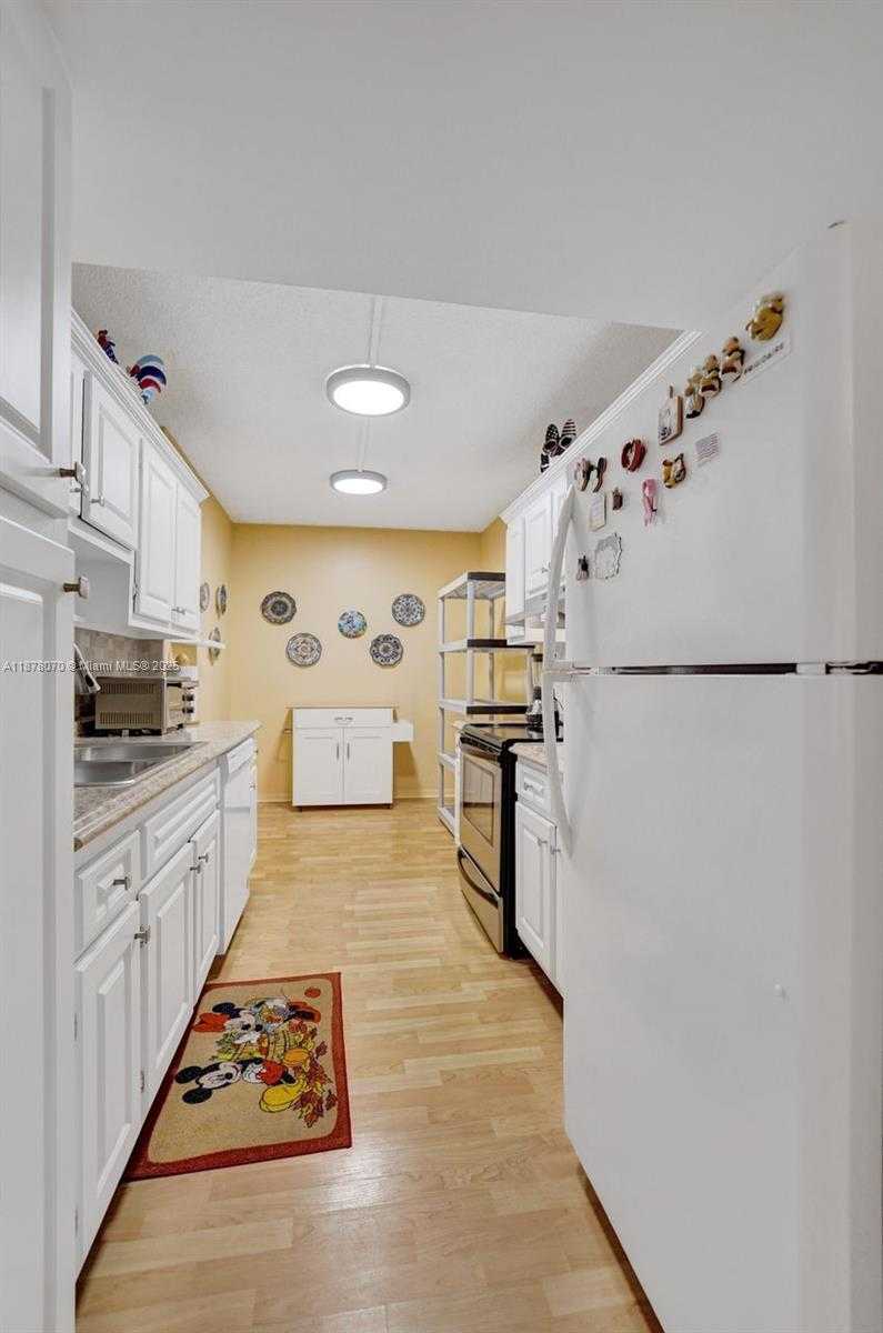 Small Image of 4001 HILLCREST DR #403, Hollywood Number 13