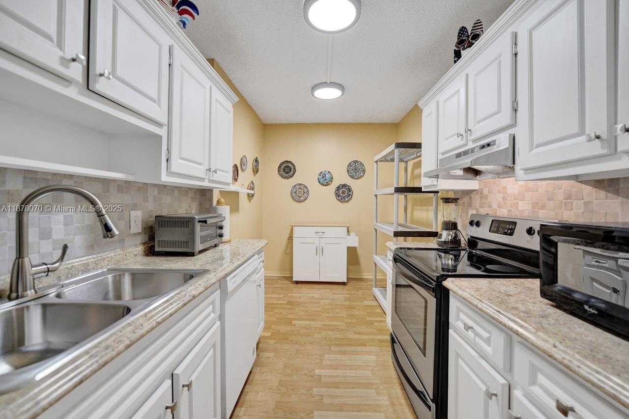 Small Image of 4001 HILLCREST DR #403, Hollywood Number 14