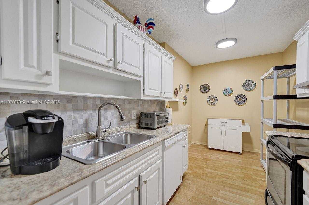 Small Image of 4001 HILLCREST DR #403, Hollywood Number 15