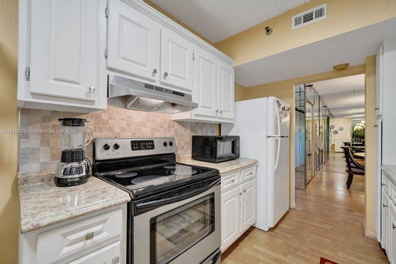 Small Image of 4001 HILLCREST DR #403, Hollywood Number 16
