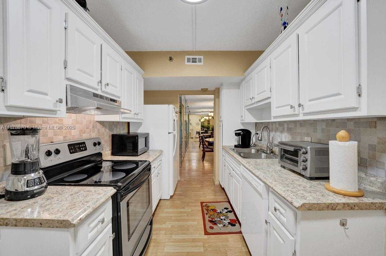 Small Image of 4001 HILLCREST DR #403, Hollywood Number 17