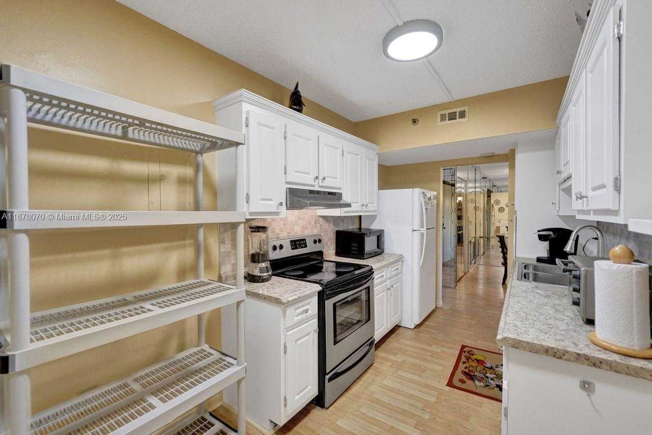 Small Image of 4001 HILLCREST DR #403, Hollywood Number 18
