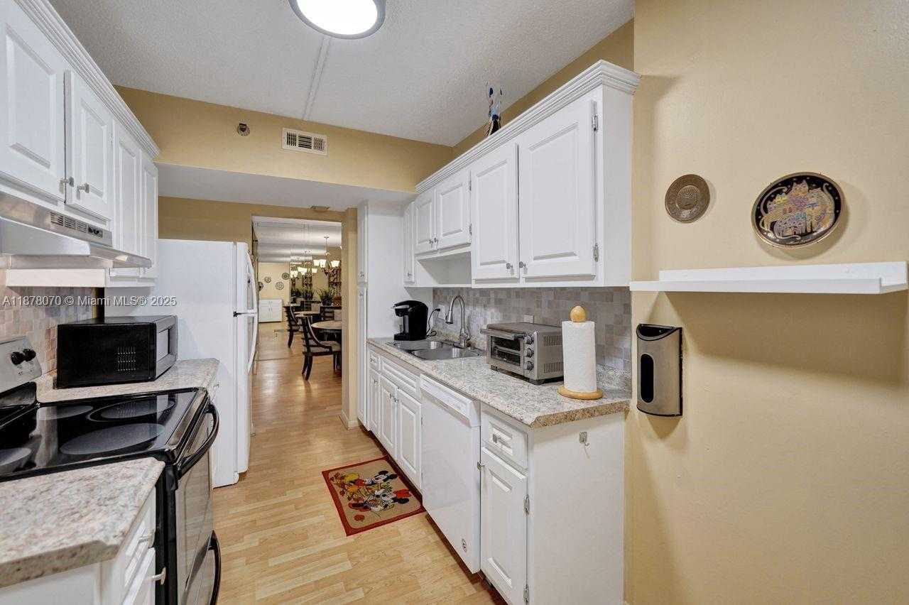 Small Image of 4001 HILLCREST DR #403, Hollywood Number 19