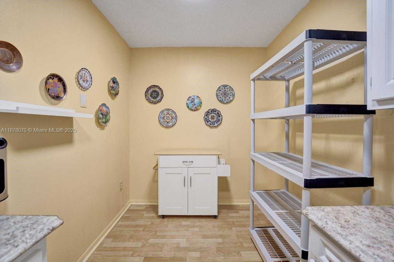 Small Image of 4001 HILLCREST DR #403, Hollywood Number 20