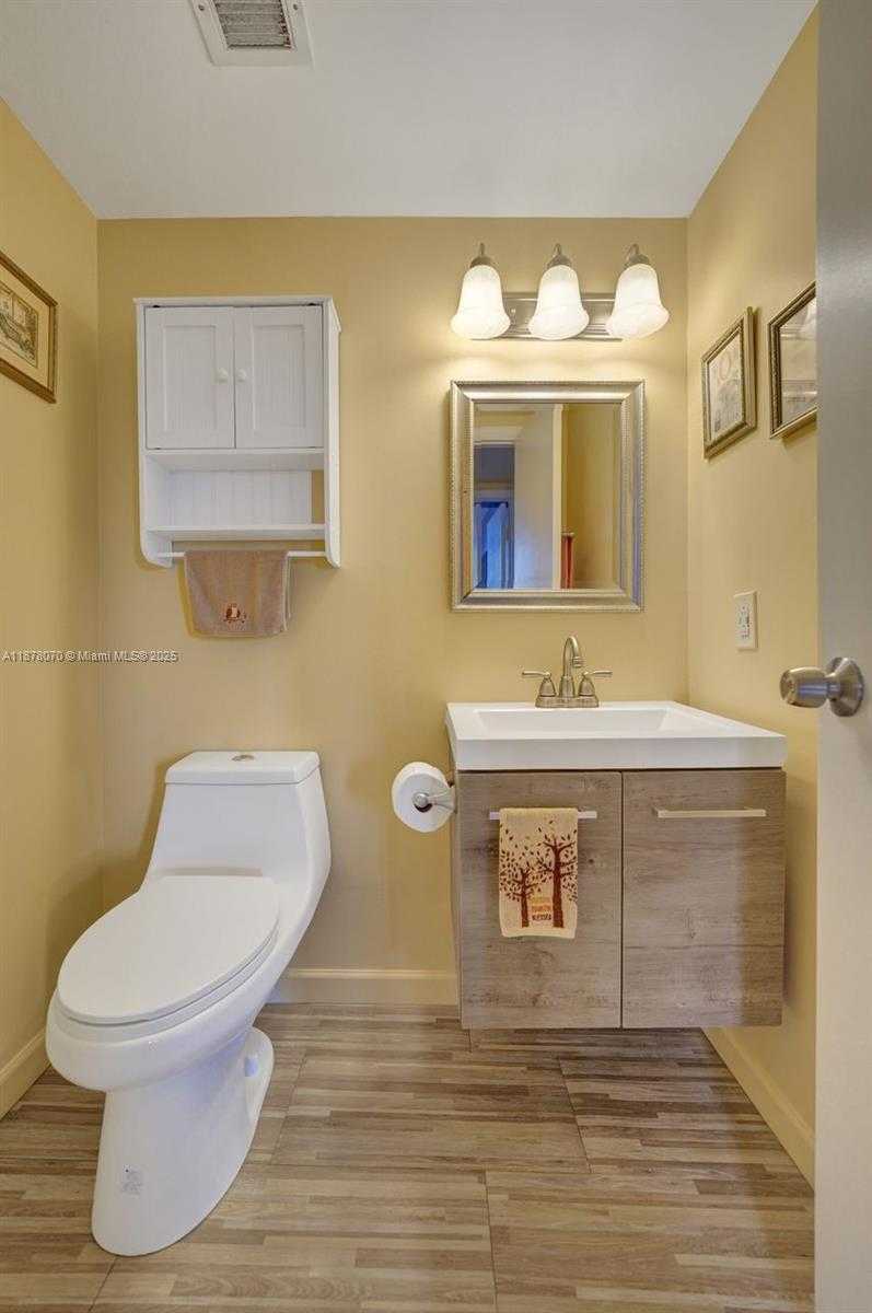 Small Image of 4001 HILLCREST DR #403, Hollywood Number 21