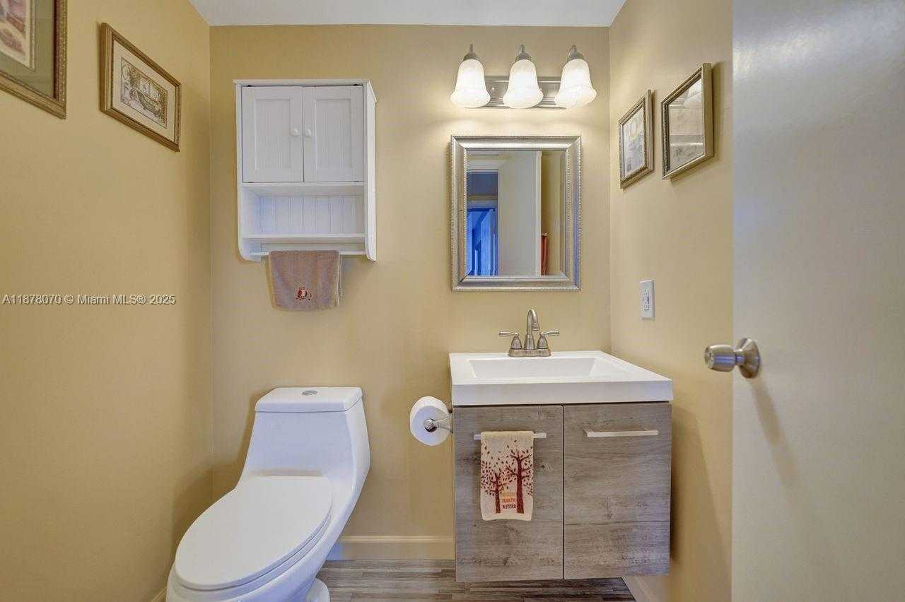 Small Image of 4001 HILLCREST DR #403, Hollywood Number 22